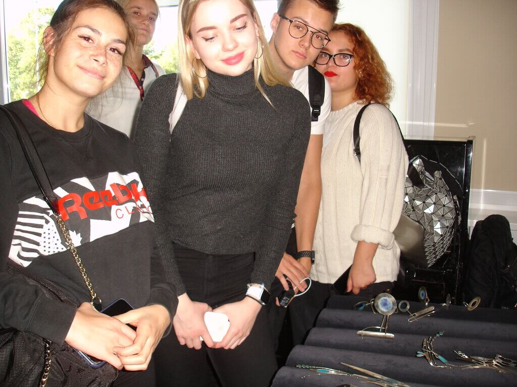 Näitus AKENEMAIL, Õismäe Vene Lütseumis 27.09.2019